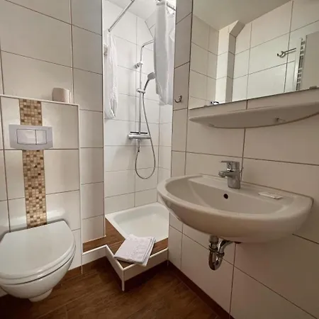 6 Im Haus Sylvia, *